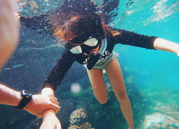 Hiện, đảo Gầm Ghì chưa có nhiều hoạt động vui chơi giải trí cho du khách. Bạn có thể thuê đồ để lặn ngắm san hô, câu cá, bắt nhum, tắm nắng...