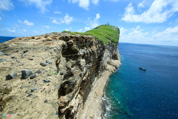 Ở một góc nhìn từ hướng bắc đảo, Hòn Hải có hình dáng một chiếc hài, cũng vì vậy mà đảo còn có tên là Hòn Hài. Trên đảo chỉ có một tòa nhà dành cho các công nhân hải đăng sinh sống và canh giữ ngọn đèn biển.