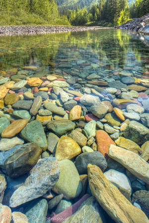 Khi băng tan, dòng chảy mạnh đã phá vỡ các khối đá lớn, và cuốn theo những viên đá, đổ vào các lòng hồ. Nước chảy đã bào mòn các cạnh sắc của đá, biến chúng trở nên tròn nhẵn, mịn màng. Ảnh: RWSheo Photography.