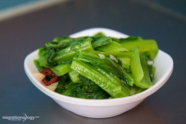Người ta thường ăn kèm với rau cải xanh và đậu phụ rán rưới nước tương, hành. Với những ai ăn cay, bạn có thể cho thêm chút ớt từ hũ đựng để ngay trên bàn.