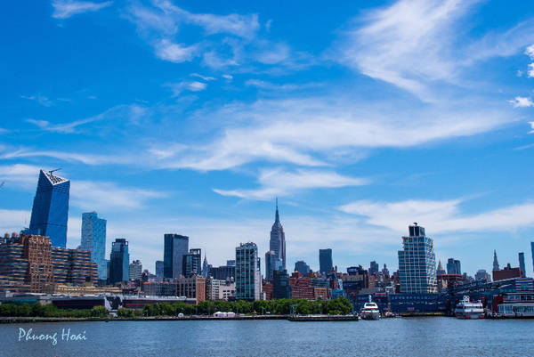 Để có cái nhìn toàn cảnh của thành phố sôi động nhất nước Mỹ, bạn nên chọn tour Best of NYC Cruise với giá vé 41 USD (940.000 đồng) cho 2 tiếng rưỡi lênh đênh trên dòng sông Hudson lớn nhất của bang New York. Đây là một trong những dòng sông nổi tiếng nhất thế giới.