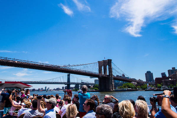 Thuyền lướt qua 3 cây cầu cổ kính xen lẫn hiện đại của New York là Brooklyn, Manhattan và George Washington. Trong ảnh là di sản lịch sử quốc gia - cầu treo Brooklyn lâu đời và dài nhất ở Bắc Mỹ với độ dài gần 500 m. Để xây dựng công trình này, người ta đã mất 14 năm với tổng vốn đầu tư 15 triệu USD. Nếu có nhiều thời gian, bạn nên làm một chuyến đi bộ trên cầu, tìm hiểu về lịch sử hình thành và ngắm toàn cảnh dòng sông tách biệt với sự nhộn nhịp của trung tâm tài chính New York.