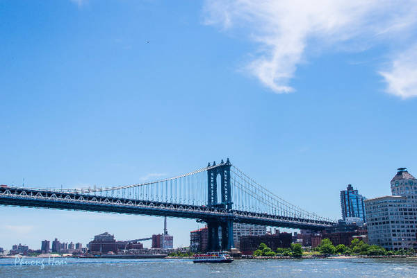 Ngoài việc kết nối những khu vực với nhau, cầu treo Manhattan còn cuốn hút du khách nhờ kiến trúc độc đáo và độ bền đáng kinh ngạc. Một điều thú vị là xe cộ lưu thông qua những cây cầu đẹp này đều không mất phí.