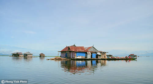Hồ Tempe nổi tiếng với ngôi làng có người dân sinh sống trong những ngôi nhà nổi. Ảnh: Phong Vinh.