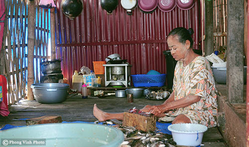 Cụ bà Umi, 73 tuổi, đang chế biến cá sau khi đánh bắt. Ảnh: Phong Vinh.