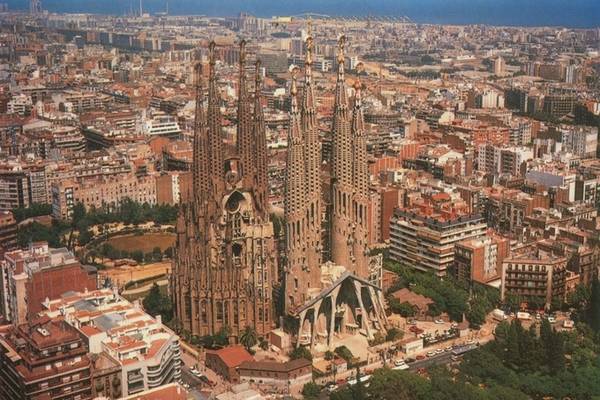 Năm 1878, thầy trưởng khoa của đại học Kiến trúc Barcelona, Tây Ban Nha khi nhìn luận án và trước lúc ký tên vào văn bằng tốt nghiệp của chàng sinh viên trẻ Antoni Gaudi, đã tự vấn: "Mình đang cấp bằng cho ai đây, một kẻ điên hay thiên tài?".  Gaudi, thiên tài về kiến trúc số một của Tây Ban Nha và châu Âu, đã lặng lẽ trả lời câu hỏi của thầy giáo bằng rất nhiều công trình. Một trong số đó là kiệt tác mang tên Sagrada Familia. Ảnh: Marbellamasbella.