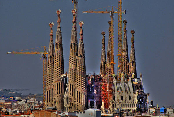 Mong muốn của Gaudi là Sagrada Familia sẽ trở thành nhà thờ với ngọn tháp cao nhất thế giới. Hiện tại, 8 tháp chuông đã được hoàn thành.  Mặt trước của nhà thờ được trang trí nhiều bức tượng tái hiện lại quãng đời của Đức Chúa. Ảnh: Lonelyplanet.