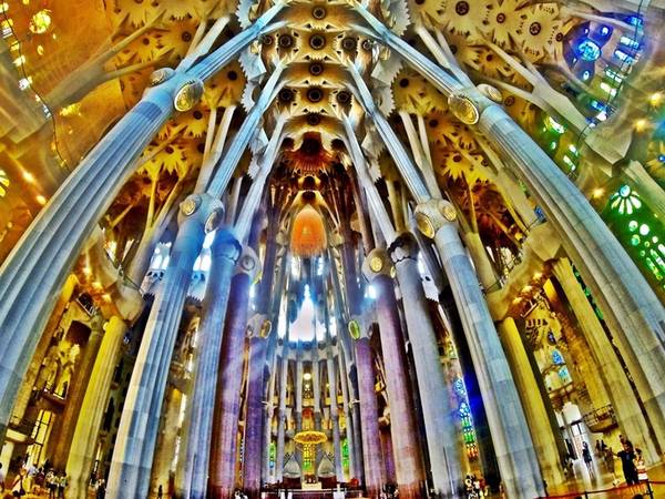 Theo Destinationsdetoursdreams, đây là công trình mà kiến trúc sư vĩ đại bậc nhất ở Tây Ban Nha đã vắt kiệt tâm huyết, sự sáng tạo và sức lực của mình trong 42 năm. Gaudi đã dành 16 năm để hoàn thiện công trình. Đến năm 1926 thì dự án dang dở do ông mất đột ngột trong một tai nạn tàu điện. Ảnh: Carmencita.