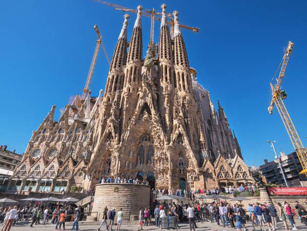Ngoài ra, Sagrada Familia nổi tiếng vì là nhà thờ duy nhất trên thế giới có thời gian xây quá lâu, hơn một thế kỷ. Khởi công xây dựng từ năm 1882, và đến nay, sau 135 năm, nhà thờ vẫn chưa hoàn thiện. Còn theo lời nói đùa nổi tiếng của Gaudi, ông tin rằng khách hàng của mình, Đức Chúa trời, sẽ không quá nóng lòng và có thể chờ đợi được. Ảnh: News.