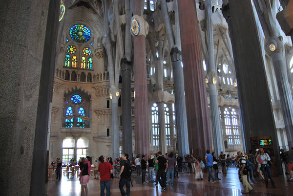 Năm 1984, nhà thờ được ghi vào danh sách di sản thế giới của UNESCO. Vào năm 2007, nó được xếp vào danh sách 12 bảo vật của Tây Ban Nha. Ảnh: News. Ngày 7/11/2010, nhà thờ được Giáo hoàng Benedictus XVI thánh hiến và nâng lên thành Vương cung thánh đường trong dịp thăm Santiago de Compostela và Barcelona. Do vậy, ngày nay, Sagrada Familia còn có tên gọi khác là Vương cung thánh đường Nhà thờ ngoại hiệu Thánh Gia.