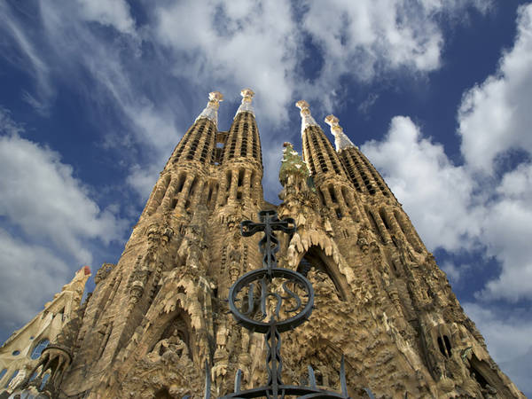 Theo chính phủ Tây Ban Nha, kiệt tác này sẽ được hoàn thành vào năm 2026, nhân kỷ niệm 100 năm ngày mất của Gaudi. Câu hỏi của thầy trưởng khoa kiến trúc cách đây gần 140 năm vẫn chưa có lời giải đáp. Không ai biết Gaudi có điên hay không, nhưng hiện tại ai cũng xem ông như một thiên tài.