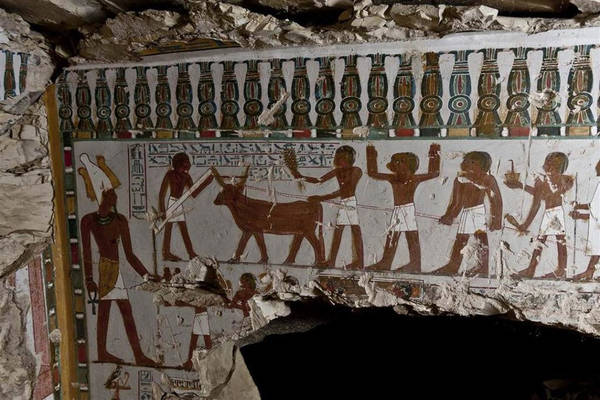 Người được chôn ở Qurna: Năm 1908, nhà Ai Cập học Flinders Petrie phát hiện ra một khu lăng mộ hoàng gia. Hai quan tài trong mộ có niên đại trước thời vua Tut khoảng 250 năm. Một xác ướp là phụ nữ và một xác ướp là trẻ em, có thể là con của người phụ nữ này. Cả hai đều đeo trang sức bằng vàng và ngà voi, thể hiện tầm quan trọng của họ. Tuy nhiên, các mô tả trong mộ về thân phận của họ đã bị hư hại nặng, chỉ biết rằng đây là nơi chôn vợ của vua. Ảnh: Artnetnews.