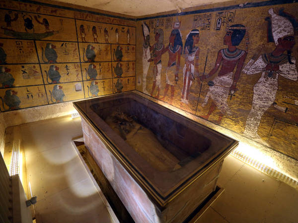 Tuy nhiên, nhiều giả thuyết khác đã được đưa ra. Nguyên nhân cái chết của Vua Tutankhamun có thể là từ một cú đá của ngựa kéo xe, hay thậm chí từ một vụ tấn công của hà mã. Một số xương sườn của nhà vua đã biến mất, có thể là do vụ tai nạn, cũng có thể là do bị bọn trộm mộ cắt bỏ để lấy đá quý trong lồng ngực. Ảnh: The Independent.