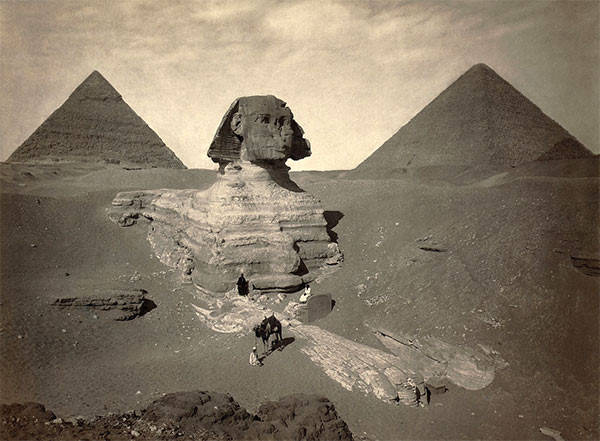 Tên gốc của nhân sư: Suốt nhiều thế kỷ, tượng nhân sư bị chôn vùi dưới cát. Cho tới năm 1817, đầu tượng mới nhô ra khỏi cát. Nhờ nhà khảo cổ Mark Lehner, chúng ta đã biết ai dựng tượng (Pharaoh Khafre), cách xây dựng và thời gian xây dựng (ít nhất ba năm). Ngoài những điều này, tất cả về nhân sư đều còn là dấu hỏi. Ảnh: World-mysteries.