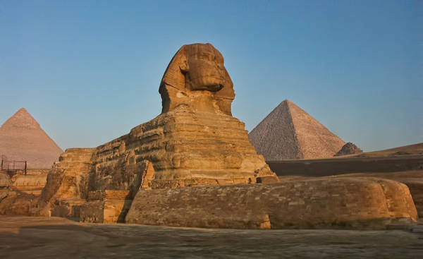 Trước hết, chúng ta không biết người Ai Cập cổ gọi biểu tượng này là gì. “Sphinx” (nhân sư) là một thuật ngữ tiếng Hy Lạp chưa tồn tại vào thời Pharaoh Khafre xây dựng công trình này. Ngoài ra, ý nghĩa thực sự của nhân sư cũng chưa được làm rõ. Thần Ruti của Ai Cập cổ có hình dạng như hai con sư tử gắn liền ở lưng, bảo vệ lối vào thế giới bên kia. Điều này nghe khá giống nhân sư, nhưng bức tượng thiếu đi chiếc đầu thứ hai để có thể khẳng định giả thuyết này. Ảnh: Truth Control.