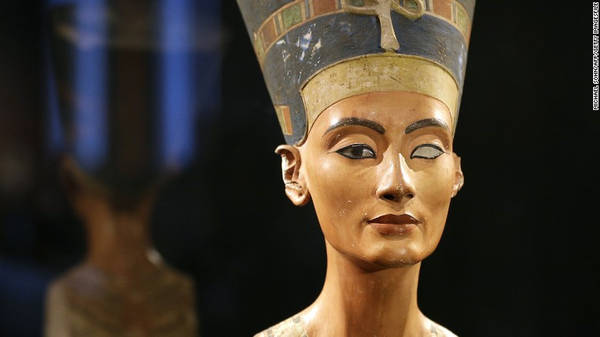 Số phận của Nữ hoàng Nefertiti: Ngoài Cleopatra, khó có phụ nữ Ai Cập cổ nào nổi tiếng hơn Nữ hoàng Nefertiti. Bà trị vì cạnh Pharaoh Akhenaten suốt nhiều năm trời, cho tới khi đột ngột biến mất. Sau năm 1336 trước Công nguyên, các ghi chép đều không hề nhắc tới chuyện gì đã xảy ra với bà. Chúng ta cũng chưa tìm thấy lăng mộ hay xác ướp của Nữ hoàng. Ảnh: CNN.