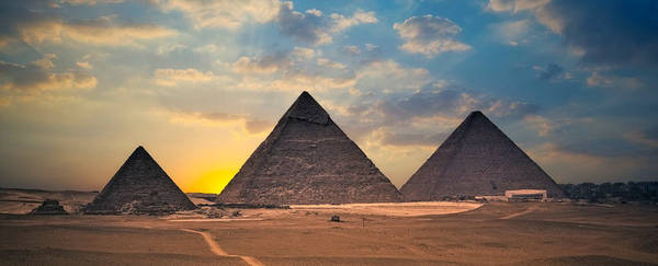 Số buồng trong Đại kim tự tháp Giza: Đến nay, chúng ta vẫn chưa biết bên trong kỳ quan cổ đại này có những gì ngoài ba buồng chính của vua, nữ hoàng và sảnh lớn. Gần đây, các nhà khoa học đã áp dụng nhiều phương pháp tiên tiến và phát hiện ra một số buồng mới trong kim tự tháp. Ảnh: ScienceAlert.