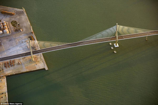 Cầu La Papa dài 3.092 m, kết nối thành phố Cadiz và Puerto Real, Tây Ban Nha. Jassen Todorov là một phi công và hướng dẫn bay. Tính chất công việc cho phép ông ghi lại những hình ảnh đẹp mắt từ độ cao khoảng 12.000 m.