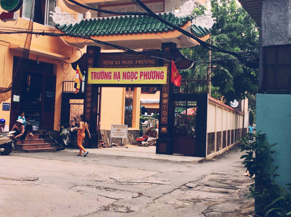 Ở Sài Gòn lâu và có tình yêu đối với nơi này, những con hẻm nhỏ này sẽ đem bạn đến với muôn màu muôn tình. Đi đến đây, có thể chỉ để ngắm nhìn một con hẻm nhỏ, nhìn vài đứa trẻ nô đùa cũng có thể làm bạn thêm mến yêu Sài Gòn.