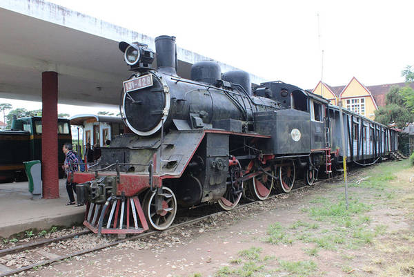 Ngoài đôi tàu hàng ngày chở 500-700 khách từ Đà Lạt đến chùa Linh Phước, với lộ trình 7 km thì tại ga xe lửa Đà Lạt đang cho trưng bày một đầu máy cổ được sản xuất vào nửa đầu thế kỷ 20.