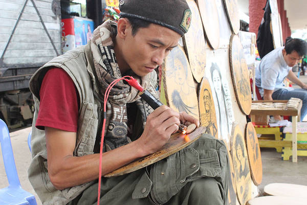 Anh Phong Vân, người chuyên vẽ chân dung và viết trên móc khoá tại đây cho biết: Những người làm nghề ở đây đều không được đào tạo qua trường lớp nhưng “trăm hay không bằng tay quen’’ nên ai cũng có thể làm ra được những tác phẩm, sản phẩm lưu niệm đẹp mắt, thậm chí làm theo yêu cầu của khách.