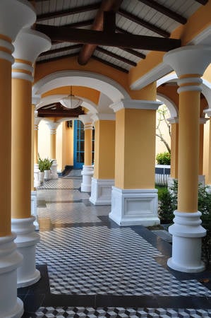 Một trong những góc chụp không thể bỏ qua của du khách khi nghỉ tại khách sạn. Những hàng cột đối xứng tại dãy hành lang tạo cho bức ảnh chiều sâu.