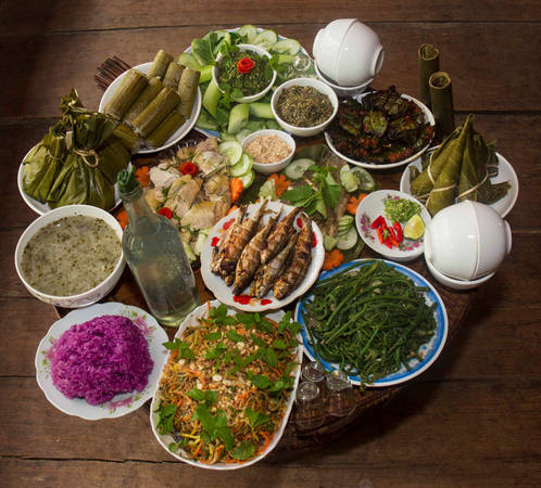 Ẩm thực truyền thống của người Thái là điều mà chúng ta sẽ không thể bỏ qua trong chuyến tham quan tại đây. Có thể kể đến các món ăn như gà nướng, cá nướng, thịt nướng, xôi ngũ sắc, bánh sừng trâu, chẩm chéo, cơm lam, mọc, rượu men lá, cá mát... Các món ăn đều do những đầu bếp khéo léo của chính người Thái nơi đây chuẩn bị.