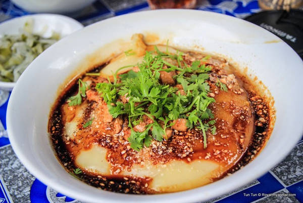 Mì đậu phụ người Shan: Món hto-hpu nwe có nghĩa là “đậu phụ nóng” trong tiếng Myanmar. Tuy nhiên, món ăn này không hề có đậu phụ mà gồm một loại cháo đặc làm từ bột đậu. Ảnh: Living + Nomads.