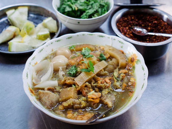 Mohinga: Mohinga là "món quốc hồn quốc túy không chính thức" của Myanmar. Mì sợi tròn được chan nước dùng làm từ cá và hẹ tây. Món ăn này được bán rong trên đường phố, thường ăn vào bữa sáng hoặc đêm muộn. Bạn có thể cho thêm trứng luộc, akyaw, đậu lentil, chút chanh và bột ớt. Ảnh: Hsaba.
