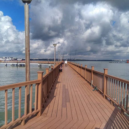Cầu gỗ Changi Point Boardwalk: Cây cầu làm bằng gỗ dài khoảng 2,6 km và xây nổi trên mặt nước cũng là điểm đến hoàn toàn miễn phí. Nơi này là điểm đến lý tưởng để tận hưởng cảnh hoàng hôn lãng mạn giữa đất trời mênh mông, hay tổ chức một buổi picnic, dạo chơi nho nhỏ cùng hội bạn. Ảnh: Instagram dropbear20.