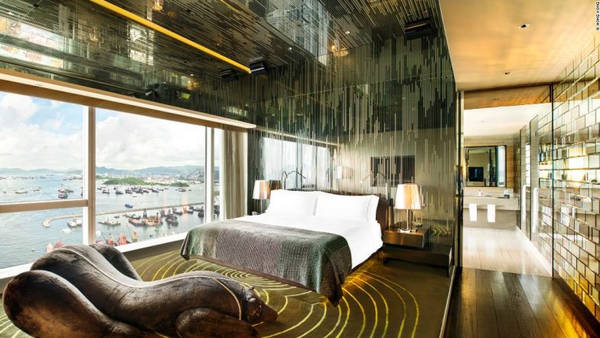 Khách sạn W Hong Kong đem đến cho du khách một cảm giác mới lạ với trần nhà cao gấp đôi và nội thất sang trọng. Phòng Extreme WOW rộng hơn 200 m2 được trang bị các thiết bị cao cấp và một "bể bơi thư giãn" với tầm nhìn bến cảng cho một đêm hoàn hảo. Giá phòng ở đây là từ 8.704 USD.