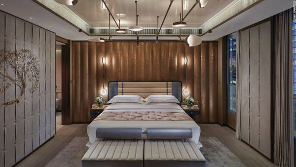 Landmark Mandarin Oriental nằm tại quận trung tâm của Hong Kong với lối đi trực tiếp đến trung tâm mua sắm Landmark lộng lẫy, spa mang phong cách tự nhiên có tường bằng gỗ ấm áp và những mùi hương nhẹ nhàng. Các phòng nghỉ đem đến cho du khách cảm giác như một căn hộ của riêng mình với điểm nhấn là phòng tắm với một bồn tắm bằng đá khổng lồ. Giá phòng ở đây là từ 11.265 USD cho một đêm.