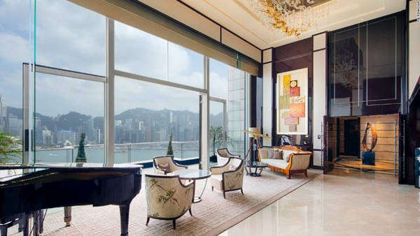 Peninsula là khách sạn lâu đời nhất ở Hong Kong mở cửa vào năm 1928, và là một trong những khách sạn sang trọng đầu tiên ở Châu Á. Trong phòng nguyên thủ ở tầng 26 sử dụng đồ nội thất cổ điển có phòng tắm bằng đá cẩm thạch, phòng tập thể dục, rạp chiếu phim. Ngoài ra còn có một phòng làm việc, phòng khách với một đàn piano và ban công có tầm nhìn ra cảng Victoria. Du khách có thể đi quanh thành phố với dịch vụ miễn phí của Rolls-Royce 24/24h. Giá cho một đêm nghỉ tại đây là từ 16.410 USD.