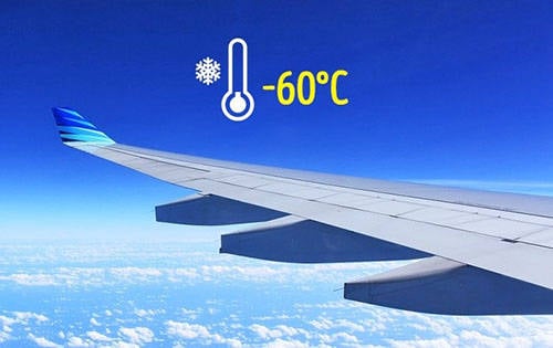 Máy bay ngày nay được xem là một trong những phương tiện di chuyển phổ biến nhất đối với các du khách, không chỉ bởi sự tiện lợi, nhanh gọn mà còn cả những dịch vụ, trải nghiệm khi được hoà mình vào bầu trời xanh. Dưới đây là những kinh nghiệm đối với một số chi tiết nhỏ mà nếu chú ý tới, du khách sẽ có những chuyến bay dễ chịu nhất. Ghế ngồi cạnh cửa sổ luôn mát hơn Khi máy bay đạt tới độ cao nhất định, nhiệt độ ngoài trời có thể xuống tới -60 hoặc -65 độ C. Hiện tượng này mang lại cảm giác mát mẻ đối với mọi hàng ghế cạnh cửa sổ cho dù bạn ngồi ở dãy đầu hay cuối máy bay. Vào mùa hè, khi hầu hết hành khách đều diện trang phục mỏng, nhẹ, sự chênh lệch nhiệt độ này sẽ được bộc lộ rõ nhất. Vậy nên nếu là fan của bầu trời và ghét bị chảy mồ hôi, bạn hãy mạnh dạn đặt ngay những chiếc ghế cạnh cửa sổ.