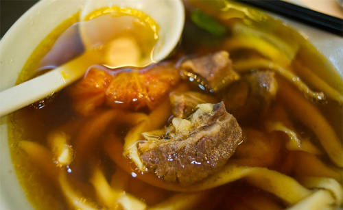 Taiwan Yi Pin  Nằm trên một trong những con phố ẩm thực nhộn nhịp nhất Đài Bắc, nhà hàng này đã nhiều lần xuất hiện trong Lễ hội Mì bò Đài Bắc. Yi Pin nổi tiếng với nước dùng nấu từ thịt bò và đậu tương, một sự kết hợp giữa mì Nhật Bản và mì Trung Quốc truyền thống. Mì ở đây được cắt ra từ một cục bột lớn trước khi nấu. Món ngon nhất: Mì bò cà chua (115.000 đồng/tô) gồm nửa quả cà chua hầm, nạm bò mềm được thái hạt lựu, tất cả ngập trong nước dùng kiểu ramen với một trong những loại mì dai ngon nhất Đài Bắc. Địa chỉ: Nhà hàng Taiwan Yi Pin Ramen and Sliced Noodle, 10-6 đường Yongkang, quận Da’an, Đài Bắc.