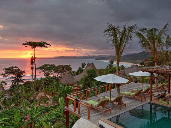 Nihi Sumba Island (tên cũ Nihiwatu) đứng đầu trong top 100 resort tốt nhất thế giới hai năm liên tiếp (2016-2017) do Travel+Leisure bình chọn. Đây là một khu nghỉ dưỡng sang trọng do Chris Burch - doanh nhân Mỹ nổi tiếng tìm kiếm vị trí và sáng lập nên. Nihi nằm trên bờ biển phía tây của đảo Sumba, một hòn đảo hẻo lánh ở Indonesia. 