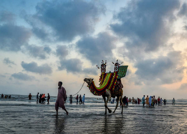 Bãi biển Clifton, Karachi Nhiều người không ngờ rằng Pakistan cũng có những bãi biển. Không những thế, nó còn còn được coi bãi biển tốt nhất khu vực và điển hình là Clifton - nơi ''vắng vẻ'' cho phép bạn hay bất cứ ai đi dạo, cưỡi lạc đà và ngắm nhìn phong cảnh một cách thỏa thích.