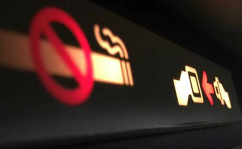 Hành khách luôn được yêu cầu thắt dây an toàn khi cất, hạ cánh và không hút thuốc. Ảnh: Reader's Digest.
