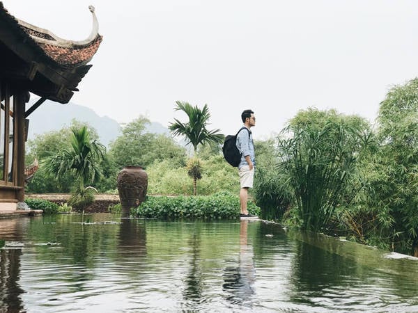 Quang Vinh lựa chọn Emeralda Ninh Binh Resort làm chốn nghỉ ngơi trong những ngày khám phá Ninh Bình. Đây là khu nghỉ dưỡng khá có tiếng ở miền Bắc, được biết đến với thiết kế mộc mạc như một căn nhà cổ xưa ở miền Bắc với bụi tre, chum nước, mái ngói, ao làng... 