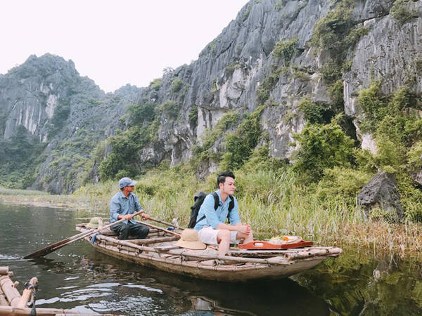 Động Thiên Hà nằm ở xã Sơn Hà, huyện Nho Quan, tỉnh Ninh Bình. Động nằm ẩn mình trong dải núi Tướng, một ngọn núi thuộc dãy Tràng An. Động mới được phát hiện năm 2007, với cửa động rất nhỏ và bị cây cối che phủ rất khó tìm. Đến đây du khách sẽ bị choáng ngợp bởi sự huyền ảo, hư thực của cả một thế giới nhũ đá.