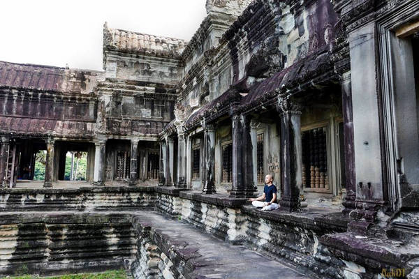 Angkor Wat được xem như là anh cả của các ngôi đền ở Campuchia, là đỉnh cao của kiến trúc Khmer. Nơi đây được UNESCO công nhận là di sản văn hóa thế giới và là điểm đến không thể bỏ qua cho du khách khi đến thăm đất nước chùa tháp này.