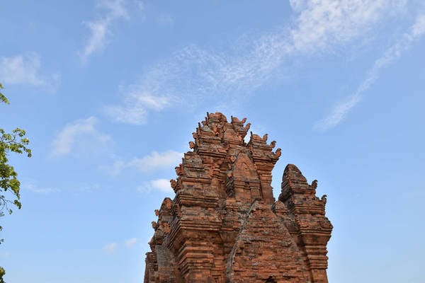 Chia tay lũ trẻ mặt trời bé con, chúng tôi về Phan Rang trong chiều muộn, ghé thăm cụm tháp Po Klong Garai. Cụm tháp được xây dựng vào cuối thế kỷ 13 đầu thế kỷ 14 để thờ vua Po Klong Garai, vị vua đã có công lớn cai trị vương quốc Chăm-pa.
