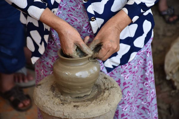 Khép lại chuyến đi một vòng Ninh Thuận, hai đứa chúng tôi ghé thăm làng gốm Bàu Trúc, làng gốm cổ nhất Đông Nam Á để quan sát và nghe cách làm gốm của những nghệ nhân nơi đây.