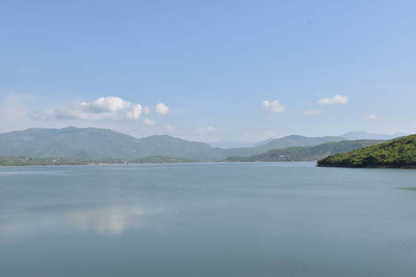 Chia tay miền biển, chúng tôi tiếp tục cuộc hành trình lên núi. Hồ Song Trâu là điểm đến tiếp theo. Hồ là công trình thủy lợi lớn của Ninh Thuận. Giữa cái nắng gay gắt đến mức dường như nghẹt thở, những làn gió mát lành từ hồ làm chúng ta phấn chấn trở lại.