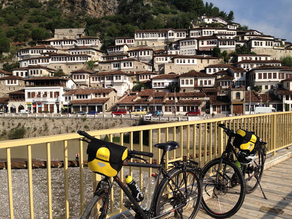 Tại thành phố ngàn ô cửa sổ - Berat, Albania