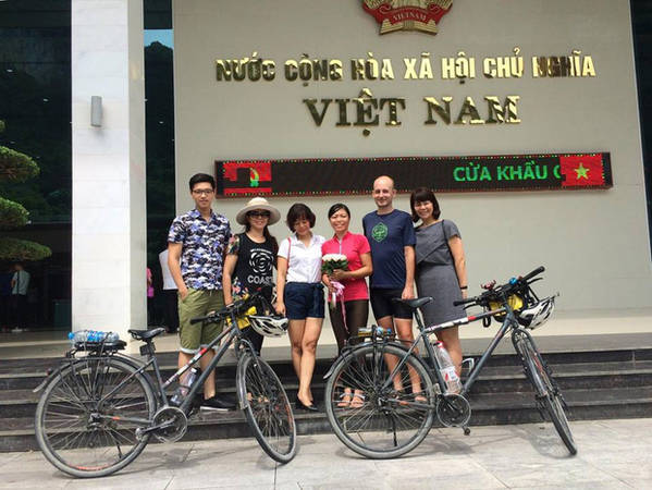 Cặp đôi kết thúc hành trình dài hơn 11.000km tại Việt Nam