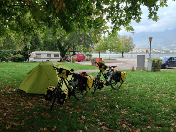 Cắm trại dọc đường là cách họ tiết kiệm chi phí cho chuyến đi