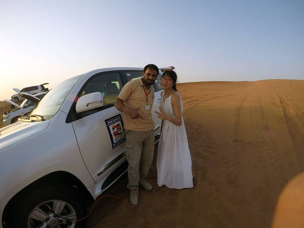 Để khám phá sa mạc Dubai rộng lớn, du khách cần thuê một người bản địa dẫn đường mới được phép vào sa mạc.