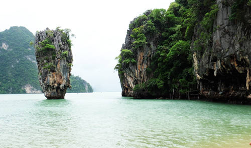 Đến Phuket, Mỹ Linh còn dành thời gian khám phá đảo James Bond, nơi quay những tập đầu trong series phim bom tấn nổi tiếng thế giới. Để ra được đảo này, bạn sẽ phải đi tàu mất khoảng một tiếng trên biển. Nhưng bù lại khung cảnh hùng vĩ, nước biển xanh ngắt không khiến bạn thất vọng.
