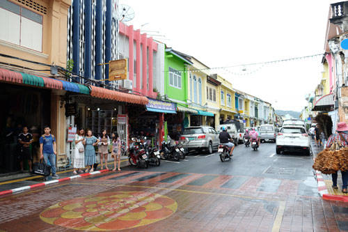 Đến Phuket, bạn không thể không đến khu phố cổ, nơi có những ngôi nhà nhiều màu sắc, đa dạng với các kiểu kiến trúc khác nhau. Đoạn đường này chỉ dài khoảng 2 km, với 6 con đường và 2 ngõ hẻm.